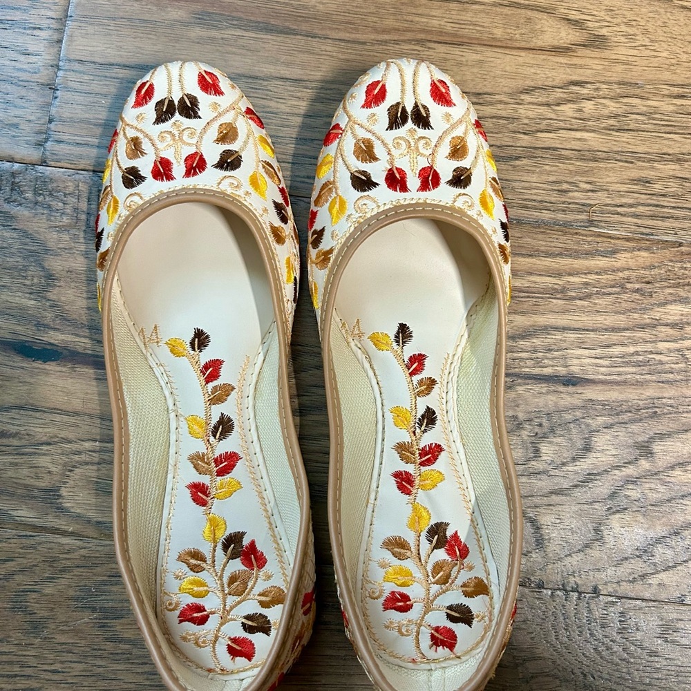 🍁NWOT Embroidered Women's Flats - Red, Yellow, Brown size 9